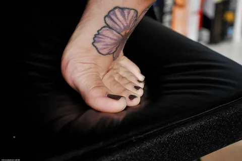 Kami Li: Latina PAWG Shows Her Tattooed Feet and Spreads Wide – photo 7 of 16