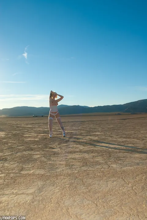 Lynn Pops: Blonde in Lingerie Strips Nude on the Desert Floor – photo 15 of 15