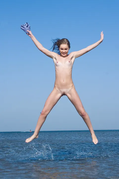 PAWG Spreads Her Hairy Pussy on the Beach – photo 18 of 21
