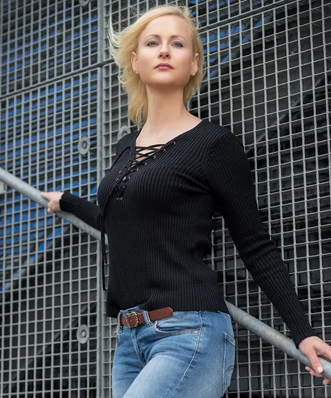 Short-Haired Blonde in Jeans and Glasses Poses Outdoors – photo 10 of 15