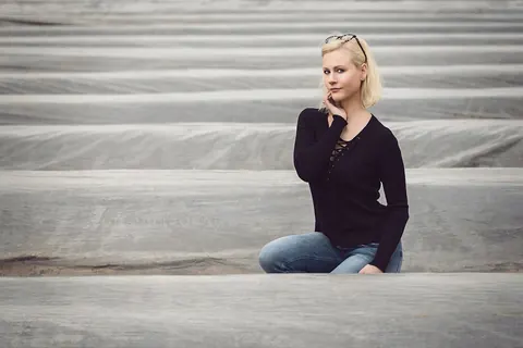 Short-Haired Blonde in Jeans and Glasses Poses Outdoors – photo 6 of 15