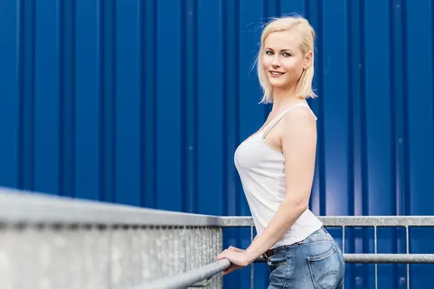 Short-Haired Blonde in Jeans and Glasses Poses Outdoors – photo 15 of 15