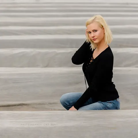 Short-Haired Blonde in Jeans and Glasses Poses Outdoors – photo 7 of 15