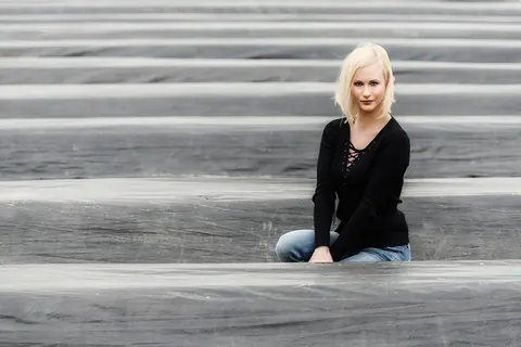 Short-Haired Blonde in Jeans and Glasses Poses Outdoors – photo 4 of 15