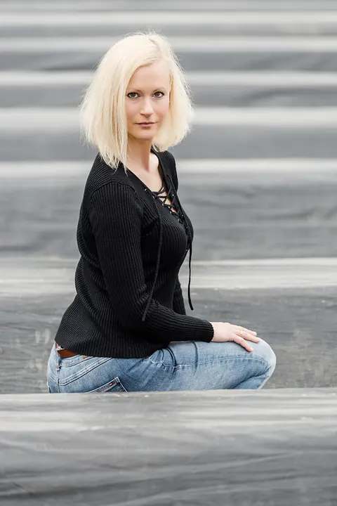 Short-Haired Blonde in Jeans and Glasses Poses Outdoors – photo 2 of 15