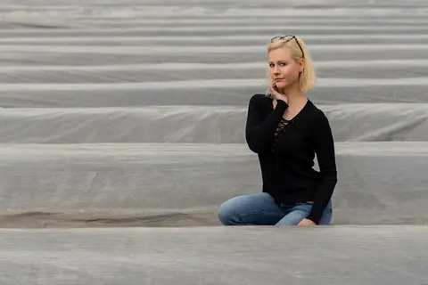 Short-Haired Blonde in Jeans and Glasses Poses Outdoors – photo 5 of 15