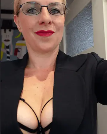 Mature Woman Poses Nude and Bares Her Cleavage