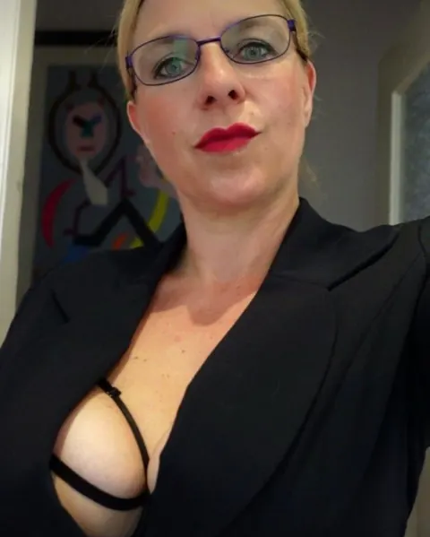 Mature Woman Poses Nude and Bares Her Cleavage – photo 6 of 10