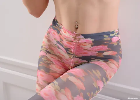 Minnie Manga: Brunette Pulls Aside Her Yoga Pants to Reveal a Butt Plug and Toys Her Ass – photo 5 of 12