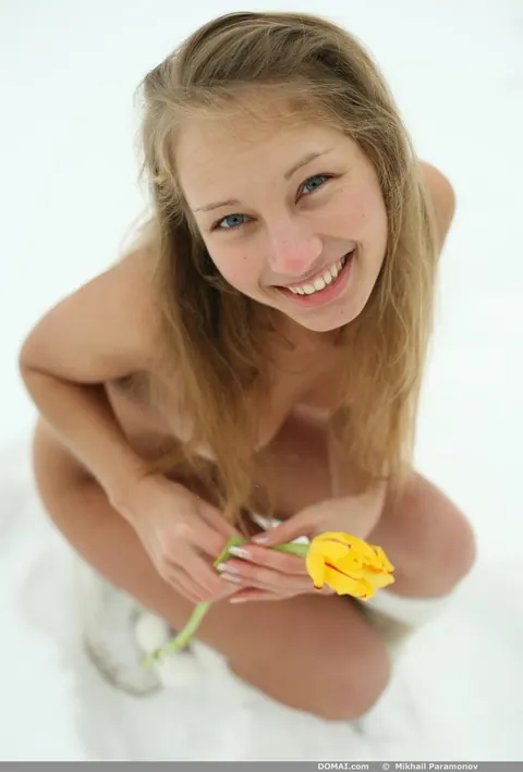Woman in Boots Strips Nude and Poses Outdoors – photo 10 of 20