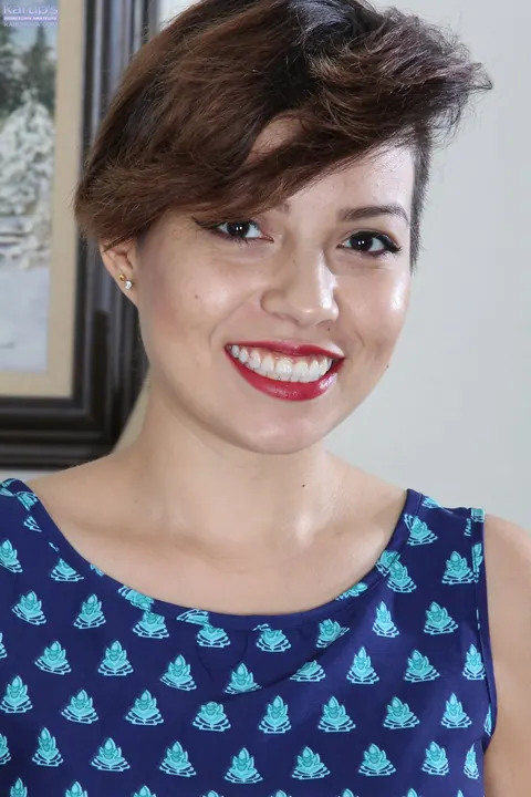 Natalie Odom: Brunette Strips Naked and Shows Her Natural Tits – photo 1 of 21