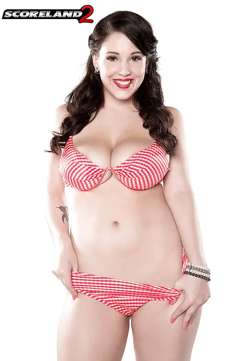 Noelle Easton: Curvy Brunette Oils Her Big Natural Tits and Spreads Her Legs – photo 3 of 16