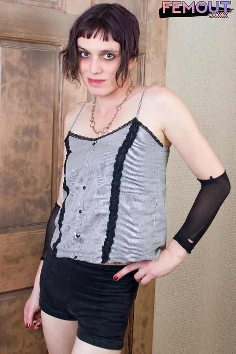 Trans Woman Lets Clothes Fall and Arches Back to Show Her Figure – photo 2 of 16