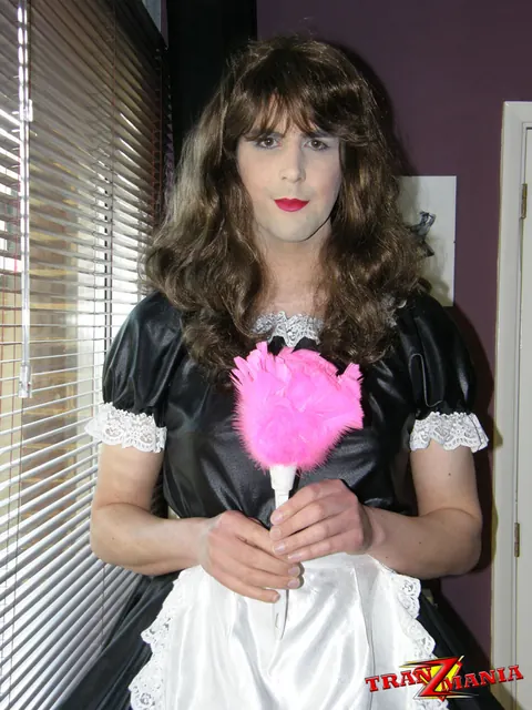 Trans Woman Strips Nude, Kneels and Arches Back Sharply – photo 5 of 15