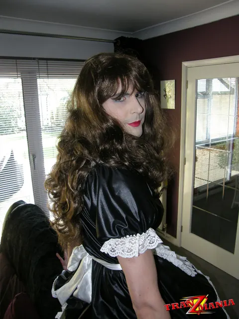 Trans Woman Strips Nude, Kneels and Arches Back Sharply – photo 10 of 15