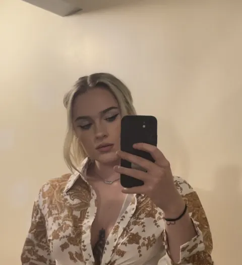 Blake Blossom: Skinny Blonde Poses in Jeans and Panties for Selfies – photo 16 of 20