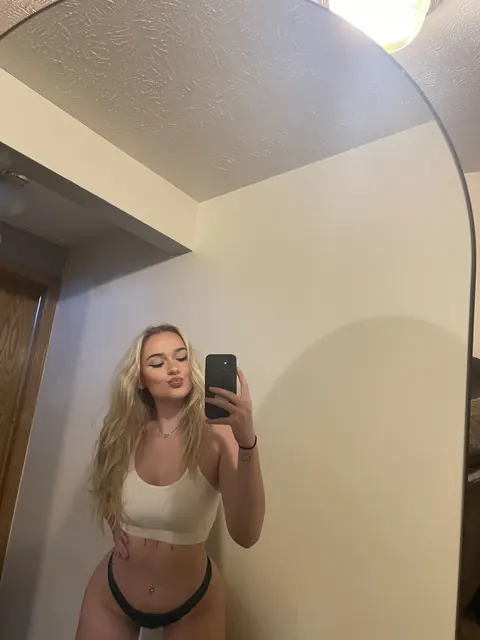 Blake Blossom: Skinny Blonde Poses in Jeans and Panties for Selfies – photo 14 of 20
