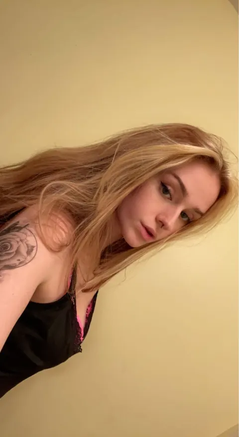 Blake Blossom: Skinny Blonde Poses in Jeans and Panties for Selfies – photo 8 of 20