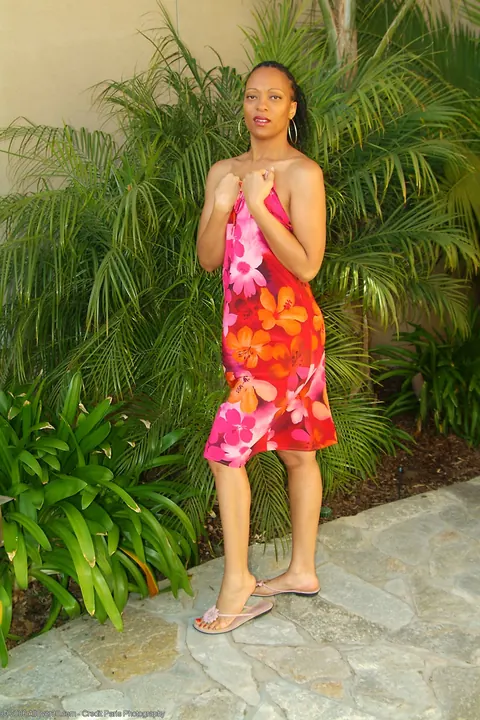 African MILF in a Dress Twerks and Spreads Outdoors – photo 9 of 20