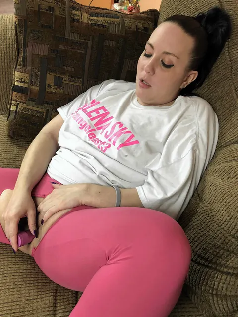 Selena Sky: Tall Latina MILF Rips Yoga Pants and Uses a Dildo – photo 14 of 20