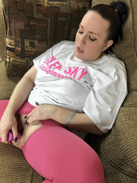 Selena Sky: Tall Latina MILF Rips Yoga Pants and Uses a Dildo – photo 17 of 20