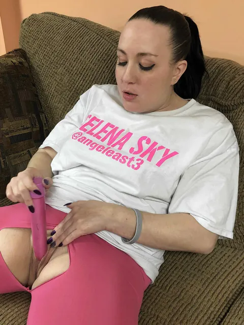 Selena Sky: Tall Latina MILF Rips Yoga Pants and Uses a Dildo – photo 6 of 20