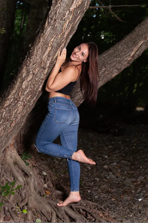 Thick Brunette in Jeans Spreads Her Ass Outdoors – photo 3 of 21