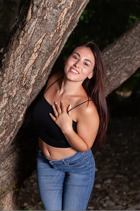 Thick Brunette in Jeans Spreads Her Ass Outdoors – photo 2 of 21