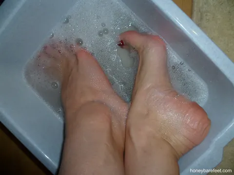 Honey Barefeet: Brunette PAWG Teases with Her Feet and Toes – photo 11 of 15