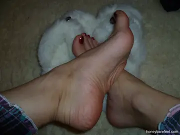 Honey Barefeet – Brunette PAWG Teases with Her Feet and Toes
