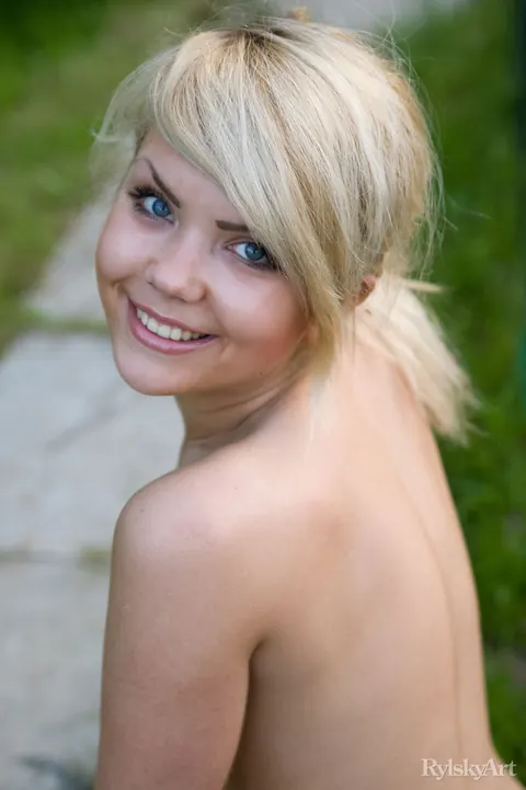 Blonde PAWG Spreads Her Shaved Pussy in the Garden – photo 7 of 16