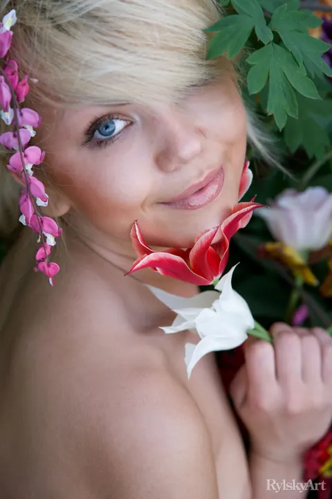 Blonde PAWG Spreads Her Shaved Pussy in the Garden – photo 10 of 16