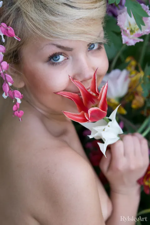 Blonde PAWG Spreads Her Shaved Pussy in the Garden – photo 11 of 16