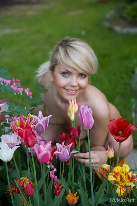 Blonde PAWG Spreads Her Shaved Pussy in the Garden – photo 15 of 16