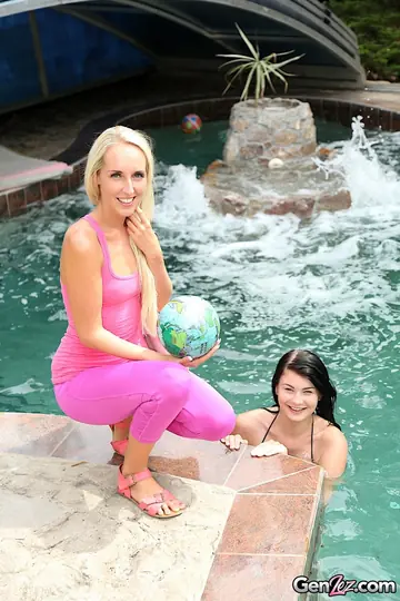 Lucy Li – Blonde and Brunette Lesbians Play with a Dildo Poolside