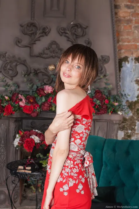 Short-Haired Slim Woman Bares Hairy Armpits and Bush Nude – photo 1 of 21