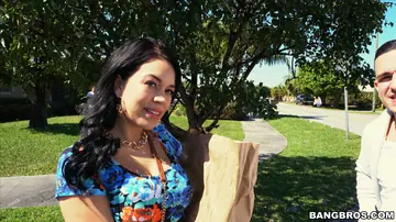 Kimmy Kush – Latina Brunette Sucks and Strokes Her Partner in the Car