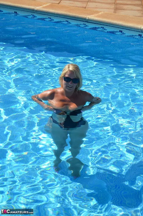 Sweet Susi: Blonde European MILF Frees Big Tits from Bikini at the Pool – photo 20 of 20