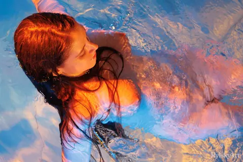 Woman Strips Out of Her Lingerie Before a Pool Dip – photo 14 of 16
