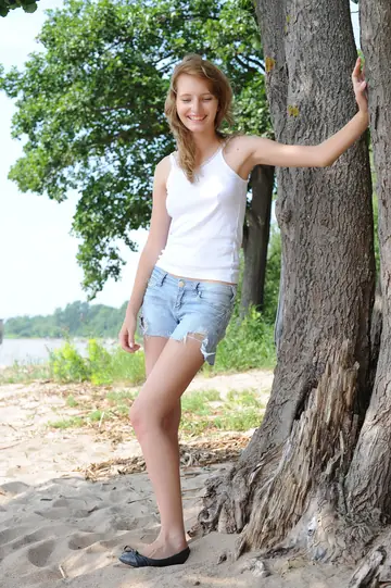 Nasir – Slim Blonde Opens Her Legs Wide on the Beach