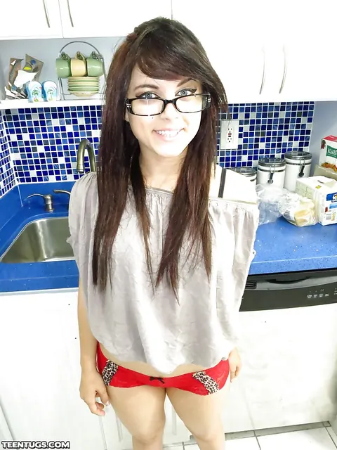 Oxuanna Envy: Brunette in Glasses Peels Lingerie Aside and Spreads Her Legs – photo 2 of 16