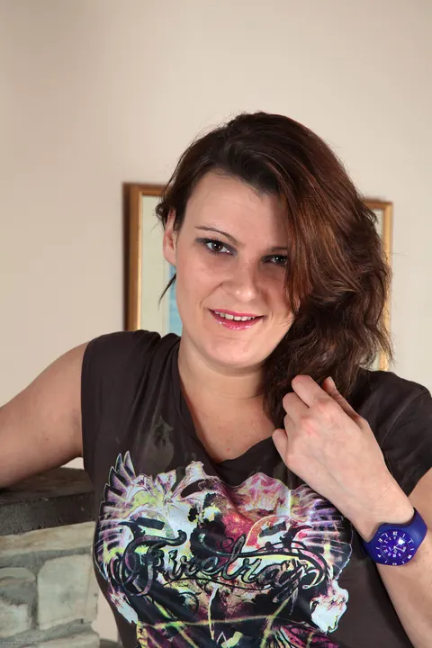 Ellie West: Thick Redhead MILF Pulls Aside Her Jeans and Spreads Her Hairy Pussy – photo 1 of 21