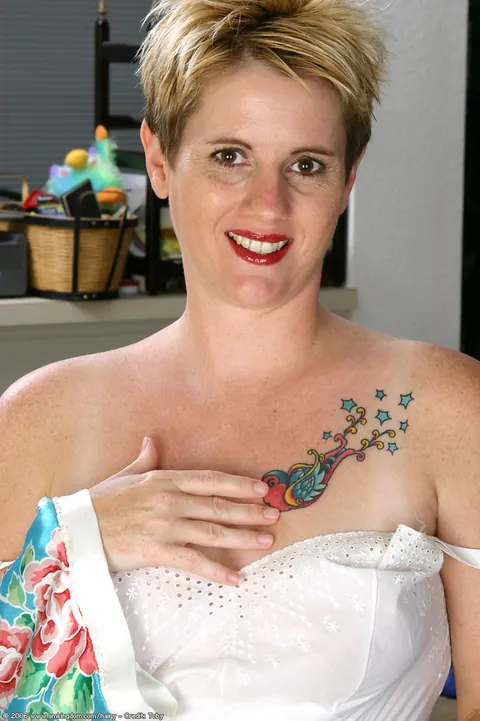 Short-Haired Woman Shows Her Hairy Bush – photo 1 of 21