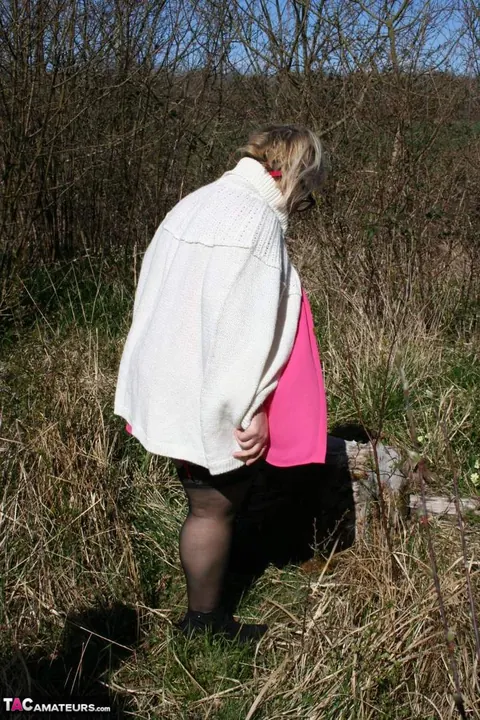 Lexie Cummings: Thick British Blonde in Lingerie Shows Off Outdoors – photo 4 of 16