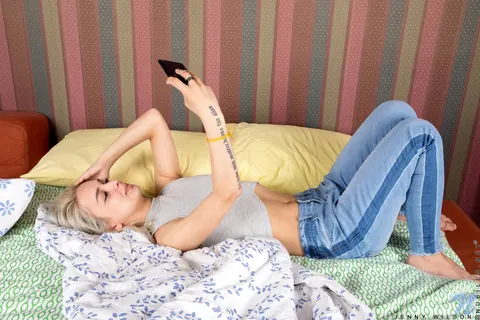 Jenny Wilson: PAWG Blonde Strips Out of Her Jeans for Selfies – photo 1 of 16