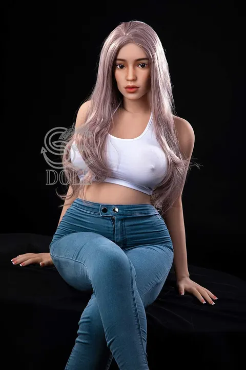 Woman with Monster Curves Undresses and Poses Nude – photo 1 of 21