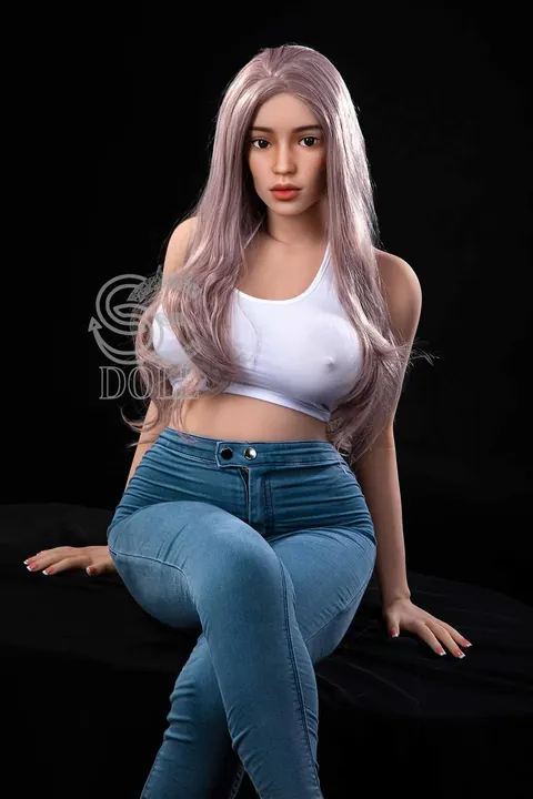 Woman with Monster Curves Undresses and Poses Nude – photo 17 of 21