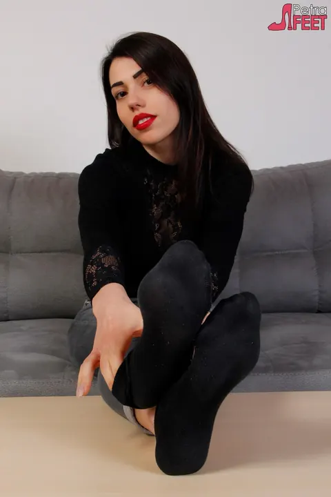 European Brunette in Jeans Spreads Her Legs and Shows Her Feet – photo 7 of 12