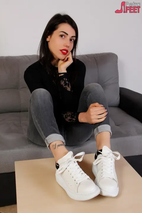 European Brunette in Jeans Spreads Her Legs and Shows Her Feet – photo 1 of 12