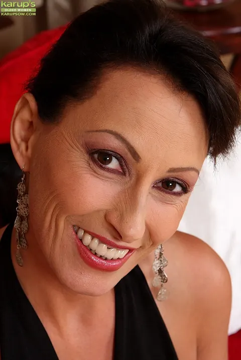 Sandy Saxx: Thick European MILF Bares Her Big Tits and Spreads in Heels – photo 2 of 16